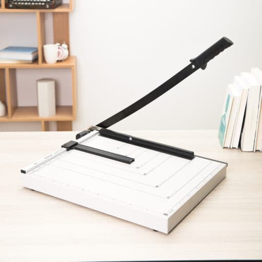 Bàn cắt giấy Deli E8012 – Lưỡi dao an toàn cắt chính xác nhiều tờ cùng lúc