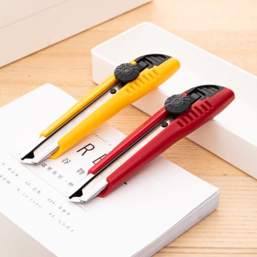 Dao rọc giấy Deli E2043 – Lưỡi dao thép SK5 siêu bén cắt ngọt mọi vật liệu