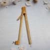 Compa gỗ dành cho giáo viên - dài 38cm, độ rộng bán kính 40cm - dùng được phấn và bút viết bảng